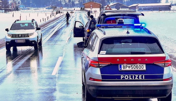 Eine von der Polizei errichtete Straßensperre im Zuge der Verfolgungsjagd in Saalfelden.