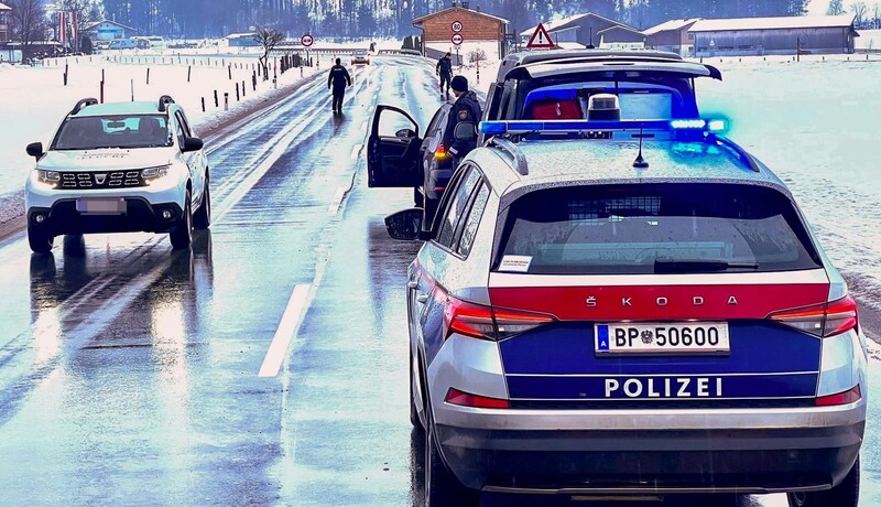 Eine von der Polizei errichtete Straßensperre im Zuge der Verfolgungsjagd in Saalfelden. (Bild: Tschepp Markus, Krone KREATIV)