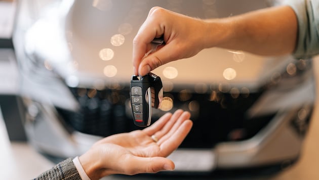 Usually, young speeders borrow their dad's car for a joyride - but one young Carinthian bought the car officially. How does that work? (Bild: dikushin - stock.adobe.com)