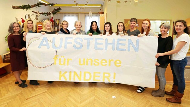 Julia Prinke (erste von links) und Trixi Wegleitner (fünfte von links) mit einigen der 200 Unterstützerinnen. (Bild: Reinhard Judt)