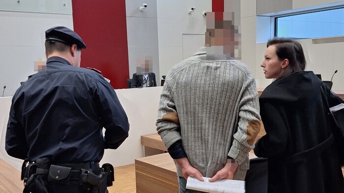 Der 35-Jährige, der seit 11. August in U-Haft sitzt, wurde beim Prozess von Anwältin ...