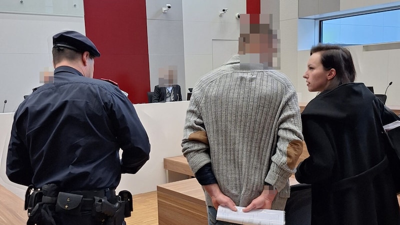 Der 35-Jährige, der seit 11. August in U-Haft sitzt, wurde beim Prozess von Anwältin Ina-Christin Stiglitz vertreten. (Bild: HS, Krone KREATIV)