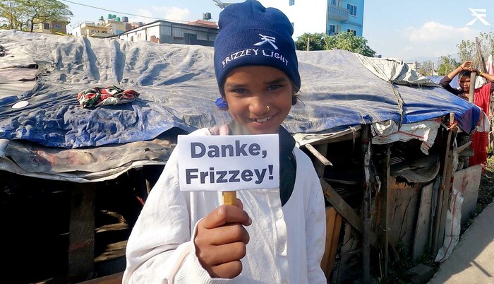 Frizzey Light sammelt Spenden für die Erdbebenopfer in Nepal.