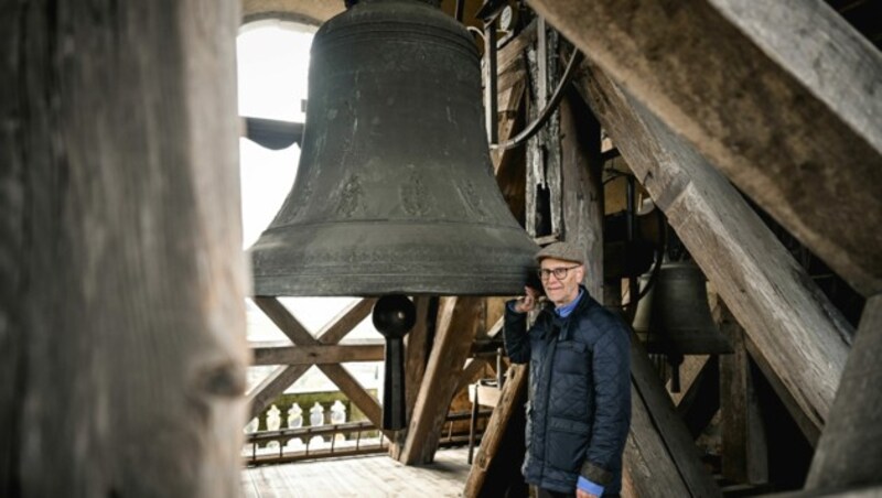 Harald Ehrl bei der großen Glocke der St. Florianer Stiftsbasilika, er kennt jede einzelne Glocke an ihrem Klang. (Bild: Markus Wenzel)