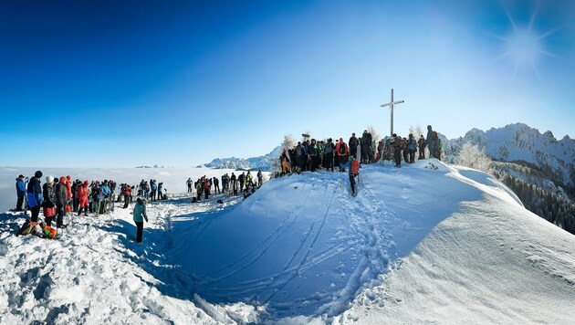 Direkt auf dem Monte Lussari findet am 24. Dezember eine Bergweihnachtsandacht beim Gipfelkreuz statt. (Bild: Wallner Hannes)