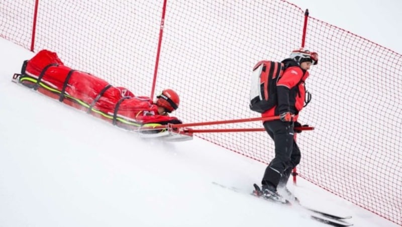 Bei der Abfahrt in St. Moritz stürzte Reisinger, wurde mit dem Akia abtransportiert (Bild: GEPA pictures/ Matic Klansek)