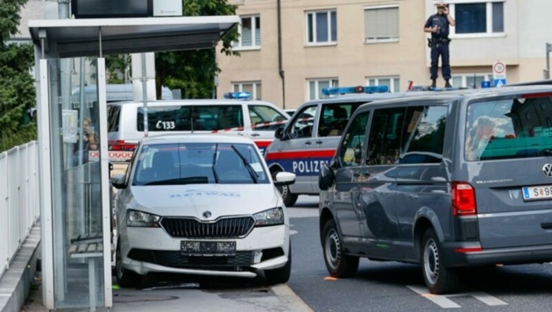 Bei dieser Bushaltestelle im Andräviertel in Salzburg endete die Fahrt (Bild: Tschepp Markus)