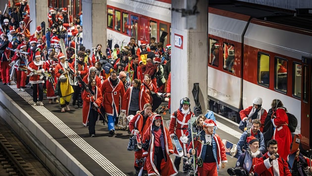 Über die Feiertage nach Hause zu seinen Liebsten zu reisen ist teuer. Krone+ hat für Sie die günstigsten Anbieter, ab wann sich eine Ermäßigungskarte auszahlt - und echte Geheimtipps. (Bild: VALENTIN FLAURAUD / Keystone / picturedesk.com)