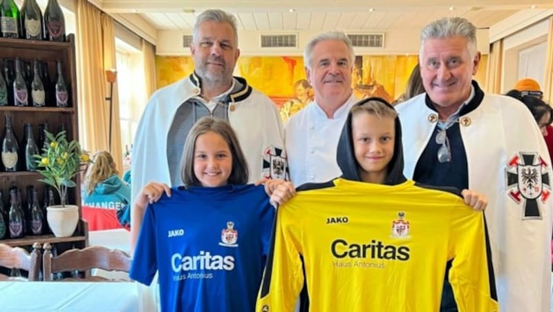 Die Kinder im Antonius-Heim durften sich beim Besuch der Ritter über eine komplette Fußballausrüstung freuen. Ex-Eishockey-Ass Guiseppe Mion (ganz rechts) ist Ritter des Teutonicus-Ordens. (Bild: Caritas Kärnten)