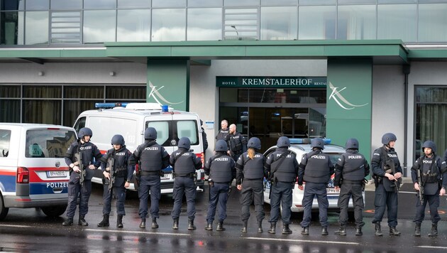 Nach der erfolgreichen Festnahme des Amokläufers sicherten Polizisten den Kremstalerhof in Leonding (Bild: Kerschbaummayr Werner)