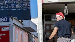 Ein Mann beim Einladen der Hilfsgüter in Zypern (Bild: AFP)