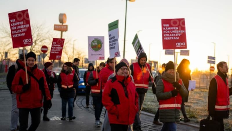 Der gewerkschaftliche Protest im Handel soll noch zwei weitere Tage dauern. (Bild: APA/Georg Hochmuth)