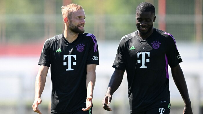 Konrad Laimer (l.) und Dayot Upamecano spielten trotz Knie- beziehungsweise Magen-Problemen.