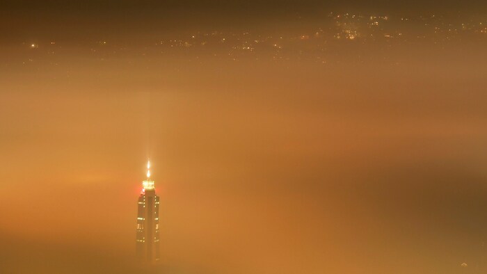 Nur die Spitze des 172 Meter hohen Avaz Towers, des höchsten Gebäudes Bosnien-Herzegowinas, ...