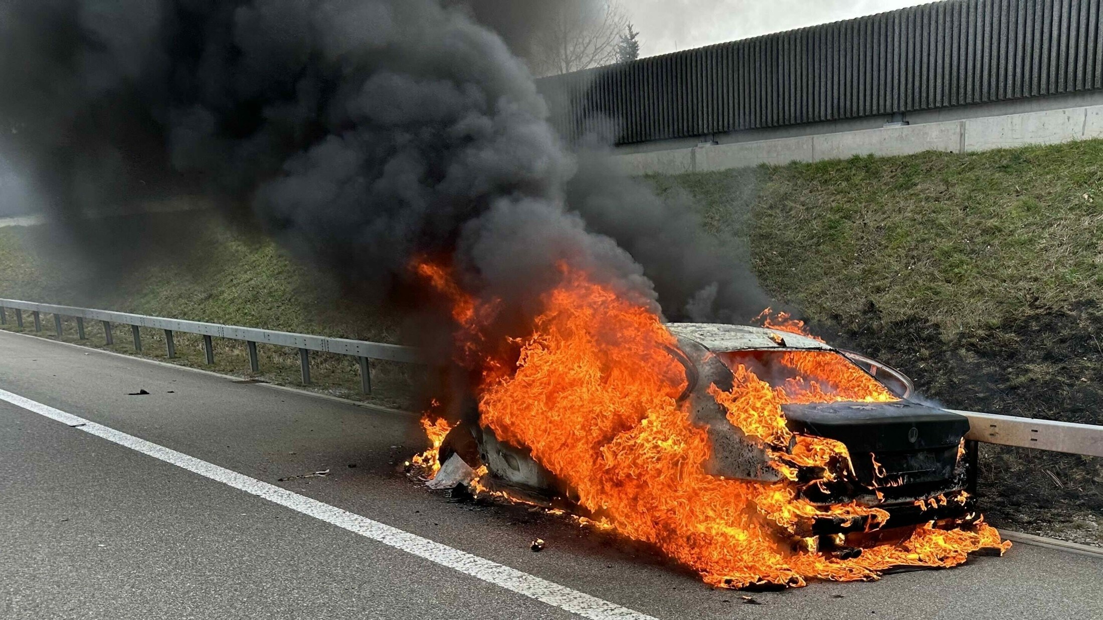 Raub Der Flammen - Pkw Brannte Auf Autobahn-Pannenstreifen Lichterloh ...