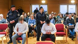 Der blutjunge Intensivstraftäter (links) bei seinem Prozess im Dezember 2023 (Bild: Horst Einöder/Flashpictures, Krone KREATIV)