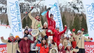 Emily Schöpf (l.) und Lisa Grill (r.) wurden auch nach der zweiten EC-Abfahrt im Fassatal groß gefeiert. (Bild: Ski Austria)