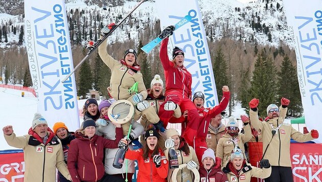 Emily Schöpf (l.) und Lisa Grill (r.) wurden auch nach der zweiten EC-Abfahrt im Fassatal groß gefeiert. (Bild: Ski Austria)