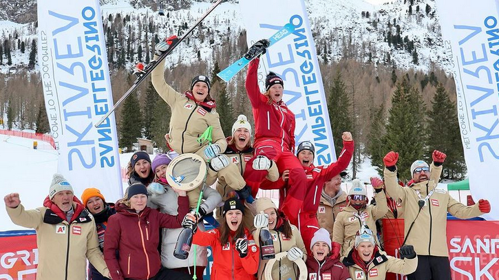 Emily Schöpf (l.) und Lisa Grill (r.) wurden auch nach der zweiten EC-Abfahrt im Fassatal groß gefeiert. (Bild: Ski Austria)