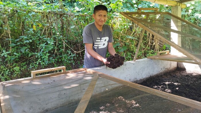 Denis Hernandez präsentiert uns seine Wurmzucht