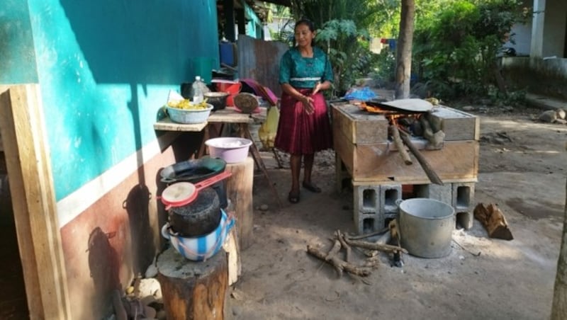 Bernarda Godínez bereitet gerade Tortillas zu (Bild: Robert Fröwein)