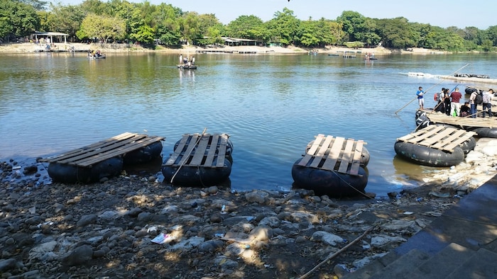 Mit Schlauchbooten geht es im Grenzgebiet zwischen Guatemala und Mexiko hin und her