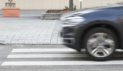 Schutzwege bieten nicht immer Schutz: Ein Drittel aller Fußgänger-Unfälle passiert auf Zebrastreifen. (Bild: Huber Patrick)