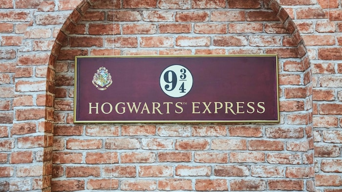 Das Gleis Neundreiviertel stammt aus der „Harry Potter“-Buchreihe.