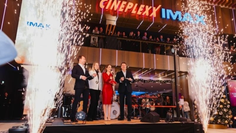 Das Cineplexx Westfield SCS öffnet ab sofort für alle Cineasten seine Türen. V.l.n.r.: Lucas Langhammer, Mitglied der Cineplexx Geschäftsleitung, Verena Haller, Head of Operating Management Österreich & Deutschland bei Unibail-Rodamco-Westfield, Moderatorin Sasa Schwarzjirg und Cineplexx Geschäftsführer Christof Papousek. (Bild: Tim Walker)