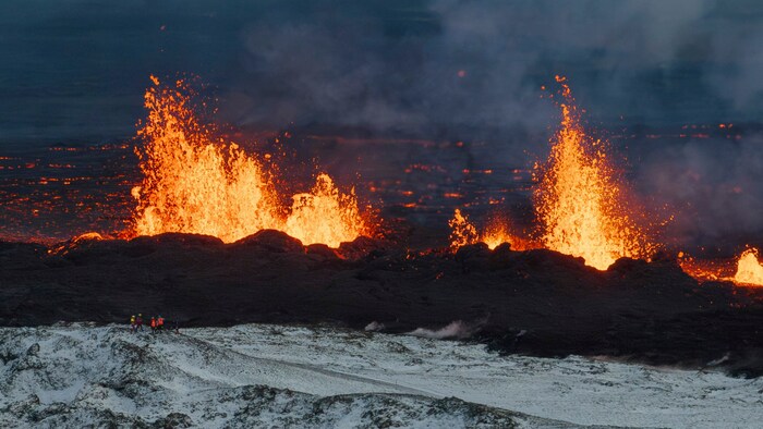 Lava des ausgebrochenen Vulkans bei Grindavik