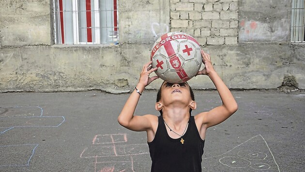 Az utcagyerek Boris (9) focista szeretne lenni. (Bild: Teona Navdarashvili)