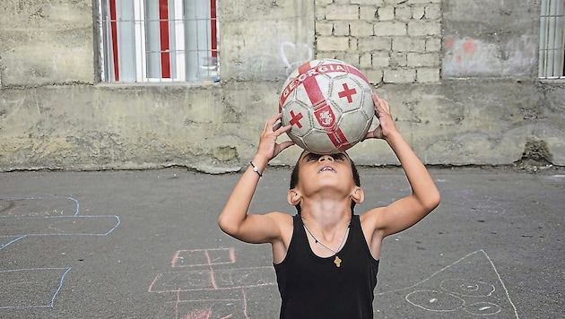 Straßenkind Boris (9) will Fußballer werden. (Bild: Teona Navdarashvili)
