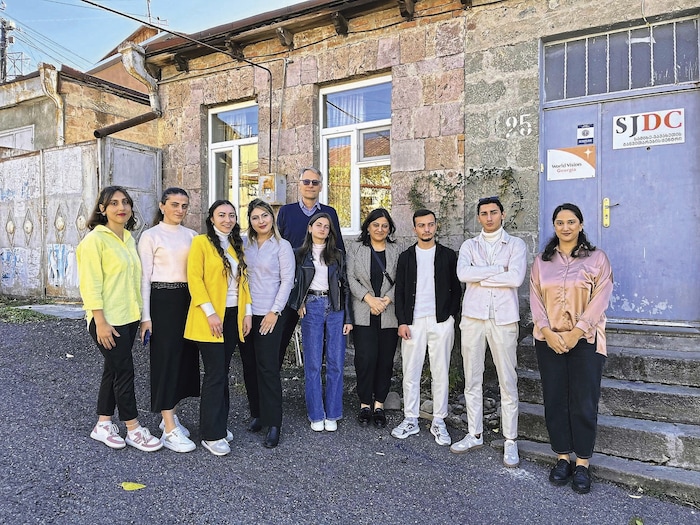 World Vision Avusturya Genel Müdürü Sebastian Corti Gürcistan'daki genç uygulama geliştiricilerinin arkasında duruyor.