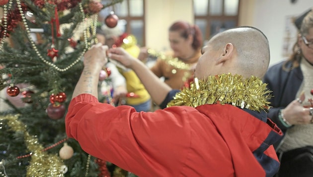 Mit Begeisterung schmücken die Bewohner den Christbaum. (Bild: Gerhard Bartel)