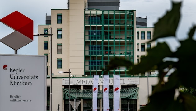 Der Bub wurde ins Kepler Uniklinikum gebracht. (Bild: FOTOKERSCHI.AT / KERSCHBAUMMAYR)