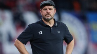HSV-Trainer Steffen Baumgart kann’s nicht fassen ... (Bild: AFP or licensors)