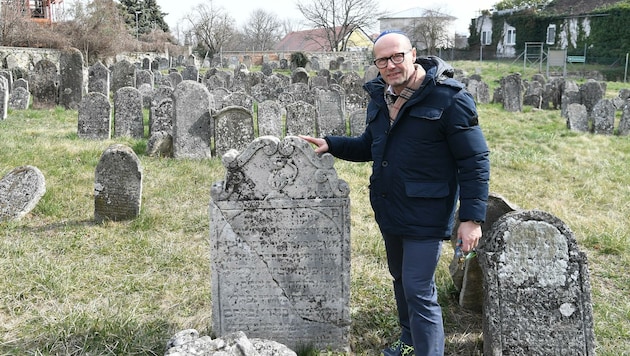 Jüdische Friedhöfe, wie hier in Eisenstadt mit Grabsteinen aus dem 17. Jahrhundert, haben den Wissenschaftler Johannes Reiss immer fasziniert. (Bild: Huber Patrick)