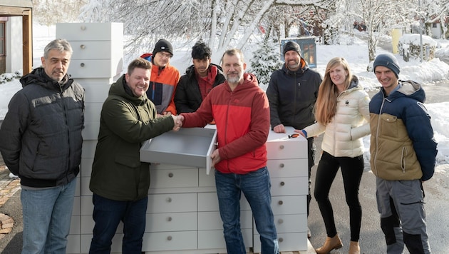 Wolfgang Gantioler (Kinderdorf), Samuel Dürr (Blum Öffentlichkeits- und Pressearbeit), die Lehrlinge Kevin Längle und Thuventhen Francis, Jürgen Schwendinger und Wolfgang Greif (beide Kinderdorf), Fenja Bosler (Projektleiterin Kommunikation Merivobox) und IAZ-Ausbilder Jeremia Dünser (v.l.). 