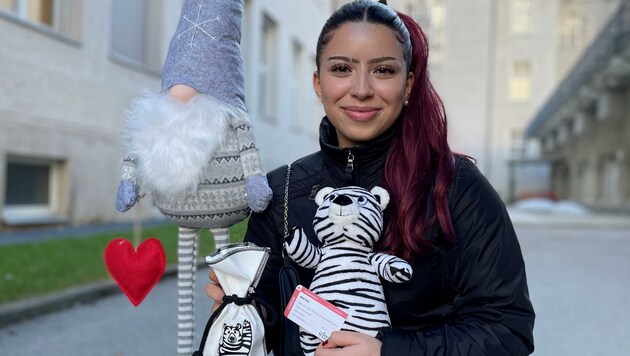 Die Patenschule der Zebrakinder verschickt den ZeBär als Kuscheltier, mit Lebkuchen, Gehäkeltem ...