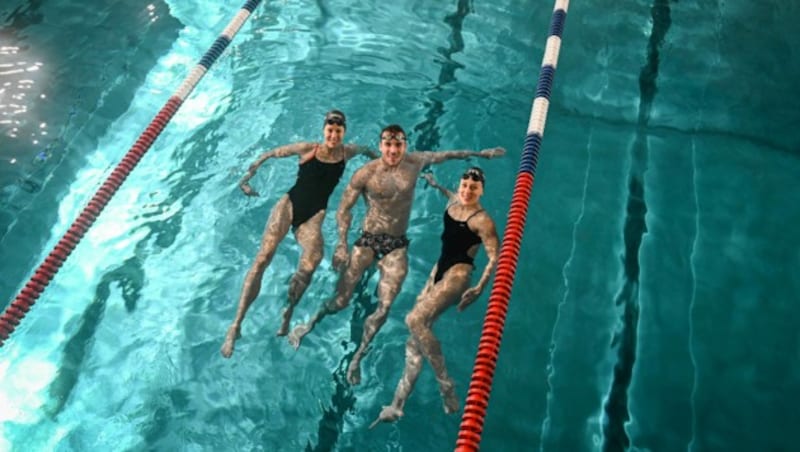 Im Becken mit den „Fischen“ - „Krone“-Redakteurin Vera Lischka tauchte mit Bernhard Reitshammer und Lena Kreundl (re.) ab . (Bild: Markus Wenzel)