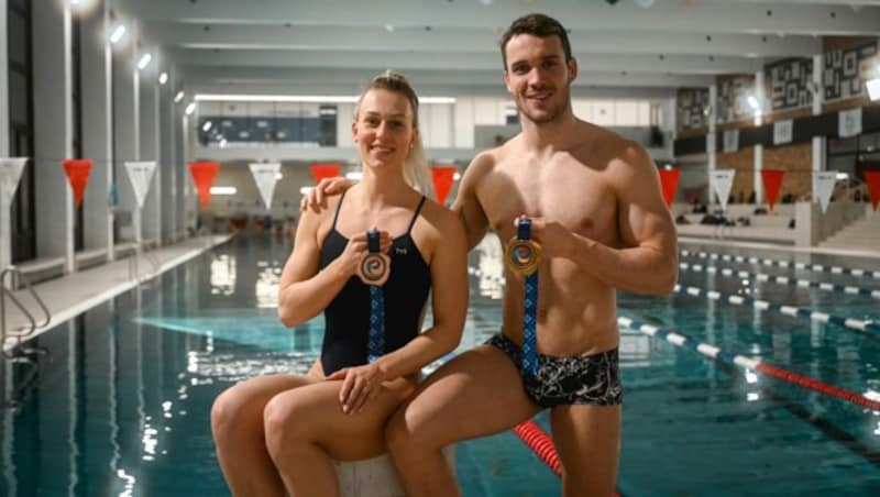 Lena mit ihrer Bronzemedaille von der Kurzbahn-EM in Otopeni, Bernie zeigt stolz die Goldene. (Bild: Markus Wenzel)