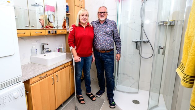 Über warme Duschen zu den Feiertagen freut sich das Mieterpaar Elisabeth Vogl und Gerhard Kemedinger. (Bild: Imre Antal)