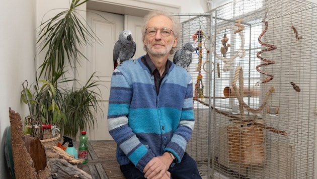 Leila, Heinrich Wagner und Iomi vor dem Käfig der Vögel im Pfarrhaus. (Bild: Camera Suspicta / Susi Berger)