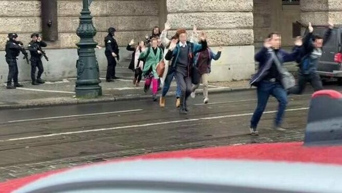 Studenten verließen das Universitätsgebäude mit erhobenen Armen.