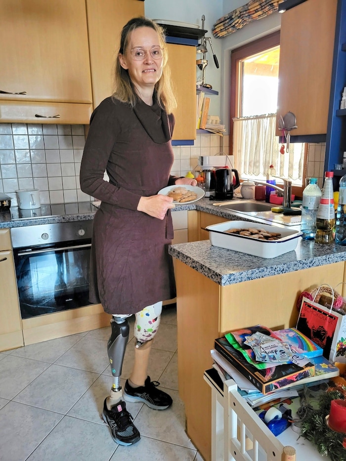 Mit ihren Prothesen ist Monika N. zumindest einigermaßen mobil.