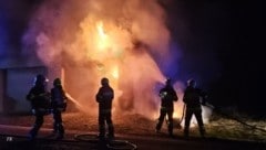 Die Fassade des Hauses stand am Dienstagabend in Vollbrand, der Besitzer schlug Alarm. (Bild: Presseteam BFVRA / Konrad)