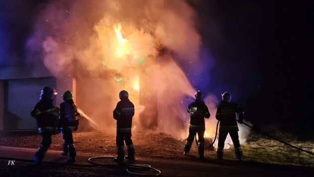 Die Fassade des Hauses stand am Dienstagabend in Vollbrand, der Besitzer schlug Alarm. (Bild: Presseteam BFVRA / Konrad)