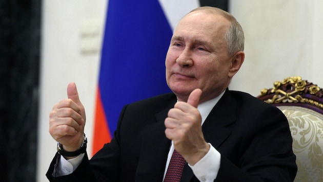 Was die russische Wirtschaft angeht, so hat Putin aktuell gut lachen. Schnell werden ihn die westlichen Sanktionen nicht in die Knie zwingen. (Bild: APA/AFP/SPUTNIK/Gavriil GRIGOROV)