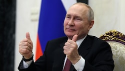 Was die russische Wirtschaft angeht, so hat Putin aktuell gut lachen. Schnell werden ihn die westlichen Sanktionen nicht in die Knie zwingen. (Bild: APA/AFP/SPUTNIK/Gavriil GRIGOROV)