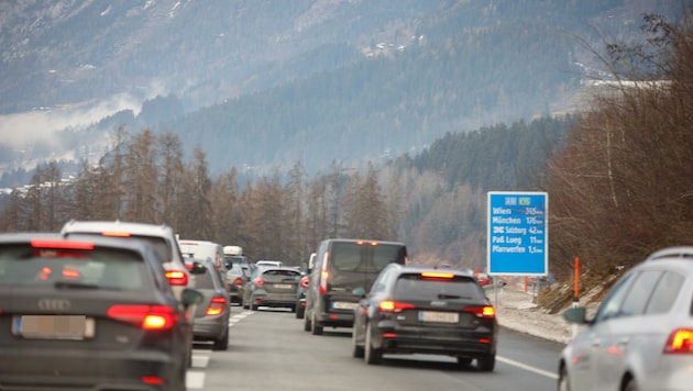 Auch am Sonntag stauten sich die Autos auf der Tauernautobahn. (Bild: Scharinger Daniel, Krone KREATIV)